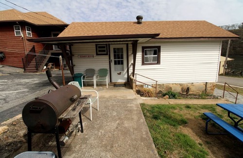 Rockaway Beach Cabin | Quaint Lakeside Cabin for a Memorable Fishing Trip to Lake Taneycomo in Rockaway Beach, Missouri