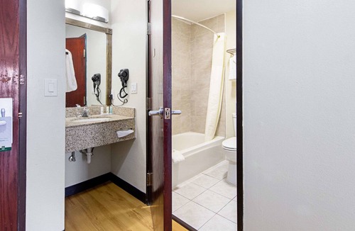 Greenville Hotel | Quality Inn Greenville I-30