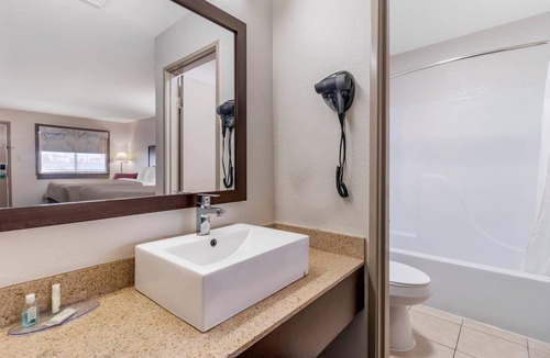 Wetmore Hotel | Quality Inn & Suites Near Six Flags and Medical Center
