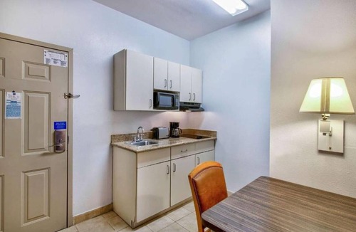 Beaumont Apartment | Queen Bed with Kitchenette Smoking