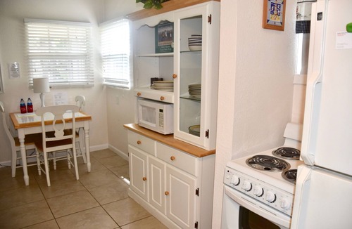 Pompano Beach House | Quiet Cottage, free Wi-fi, Sm Dog OK, Walk to beach