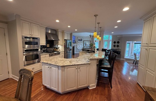 Gladstone House | Ranch style 4-bedroom home on a short acre in Kansas City North (12 miles from Arrowhead Stadium) with an open floor plan and approx. 4000 sq. ft. of living area. A gourmet kitchen, and a large private deck w/BBQ. Ideal Major international sporting event getaway!