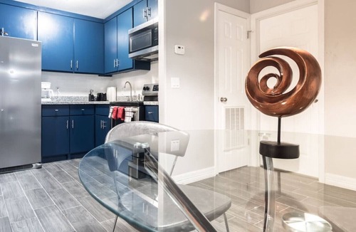 McAllen Apartment | ✅ RARE FIND! KING Size Bed Central Mcallen WiFi ✅