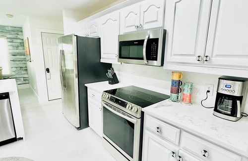 Avalon Beach Estates House | Ratiu Beach House Luxury-3min toPrivateBeach-FreeBikes-Pingpong-Pickleball-Pool