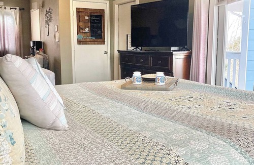 Westcliffe Hotel | Ravens Sunny Days King Studio w/Kitchenette, w/d, deck fire pit/grill