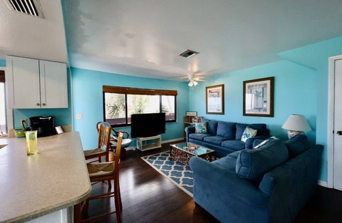 Bokeelia Apartment | Redfish suite a Welcoming 1-bedroom unit in a beach lodge right on the water