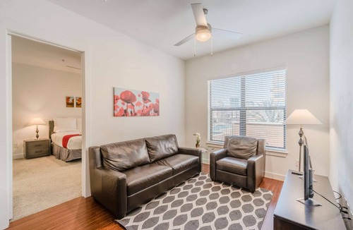 Oak Lawn Apartment | Regal Stays|Corporate Apartment|Prime Location|West Village