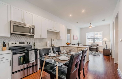 Oak Lawn Apartment | Regal Stays|Corporate Apartment|Prime Location|West Village