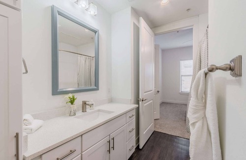 Oak Lawn Apartment | Regal Stays|Corporate Apartment|Prime Location|West Village