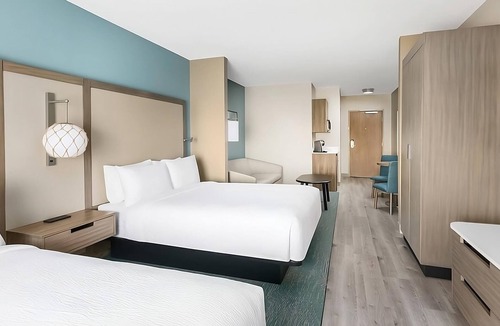 Marathon Hotel | Relax from Your Room w/Pool View! Outdoor Pool, Free Breakfast, Pet-Friendly!
