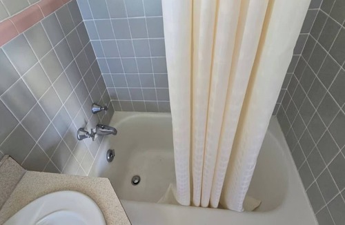 Ocala Hotel | Relax in a Comfortable Room 1 Mile to Downtown Ocala | 3 Units with Free Parking
