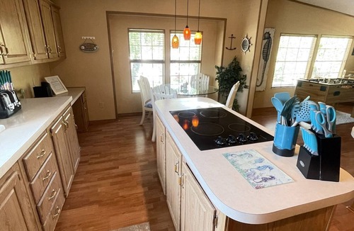 Weeki Wachee Gardens House | Relax on the beautiful Weeki Wachee River at the charming Seahorse River House!