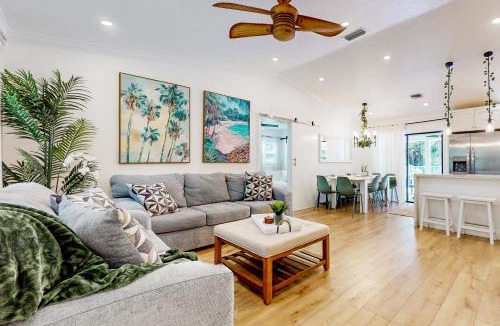 Hunt Club House | Relax Poolside! Family West Palm Beach Gem w/Yard