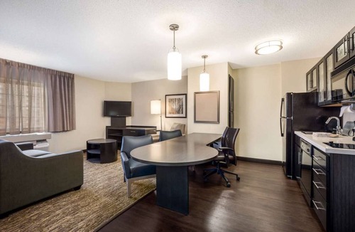 Baymeadows Hotel | Relaxation Retreat in Jacksonville! 3 Modern Units, Pets Allowed, Full Kitchen!