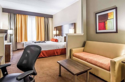 Orlando Hotel | Relaxing 2-Unit Orlando Stay w/Pool Access & Free Breakfast, 4 Miles to Airport