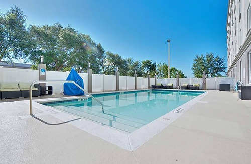 Orlando Hotel | Relaxing 2-Unit Orlando Stay w/Pool Access & Free Breakfast, 4 Miles to Airport
