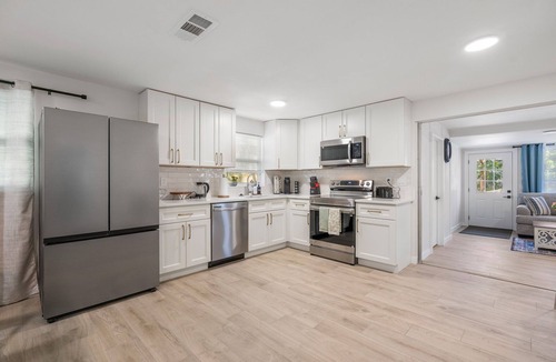 Alta Vista House | Relaxing 3BR/2BA Getaway w/Spa, Close to Downtown