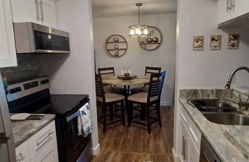 Clearwater Condo | Relaxing Avalon Condo with Heated Pool, 3 Mi to Clearwater Beach- King Size Bed