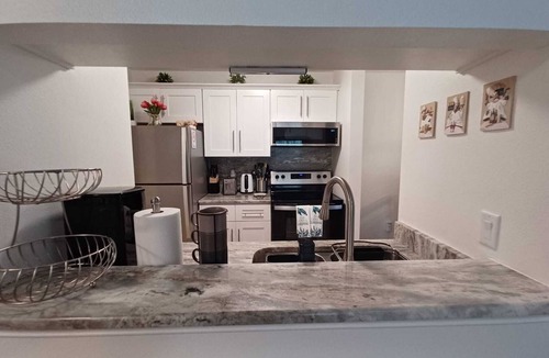 Clearwater Condo | Relaxing Avalon Condo with Heated Pool, 3 Mi to Clearwater Beach- King Size Bed