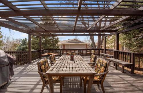 Coyote Gulch House | Relaxing Escape + Large Deck - 12 Min to Red Rocks