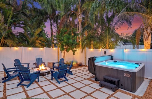 Palma Sola House | Relaxing Pool-Fire Pit-Putt-Putt-Pool Table-Air Hockey-PingPong-5 miles to AMI