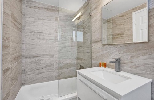 Galt Mile Hotel | Relaxing Retreat with Onsite Pool | 2 Suites Near Downtown Attractions