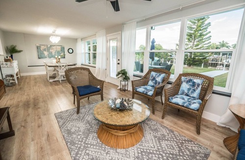 Apollo Beach House | Relaxing Retreat Apollo Beach l Waterfront I Pool l Spa l Dock I Firepit