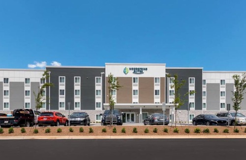 Dupont House | Relaxing Retreat: Unit with Full Kitchen, Dedicated Work Area | Free Parking