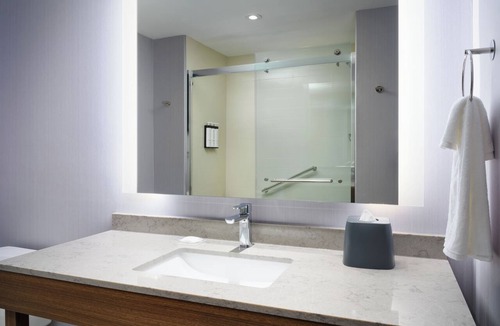 Melbourne Hotel | Relaxing Spot: Modern Room w/Free Breakfast | 5-Min Walk to Airport