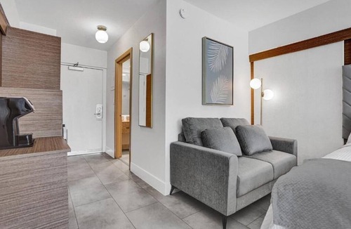 Galt Mile Hotel | Relaxing Unit w/Balcony Near Bonnet House – A Relaxing Oasis for Your Getaway
