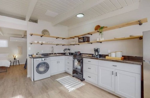 Pueblo Alto Apartment | Remodeled Courtyard Apt w/King Bed, In-Unit Washer & Dyer Apt 5