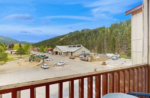Red River Condo | Remodeled Main Street condo with balcony & fireplace - walk to lifts and dining