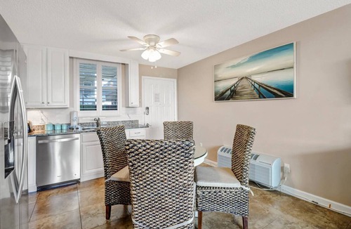Bonita Springs Condo | REMODELED STUDIO | FREE WIFI | KING BED + QUEEN SLEEPER | FREE PARKING | STEPS TO BONITA BEACH