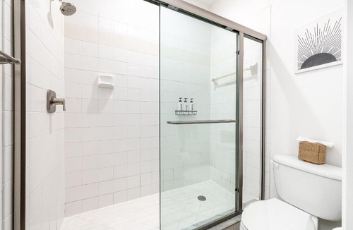Delray Beach Apartment | Remodeled Townhome with Pool & Lake Views in Gated
