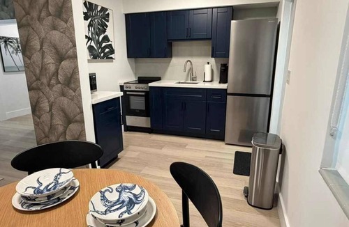Coral Ridge Apartment | Renovated 1 Bedroom, Boutique Mid-Century Building