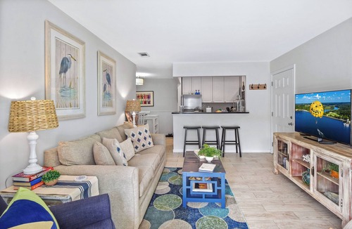 Demere Park Condo | Renovated 2br/2ba Ocean Walk. Walking distance to pier/Village area