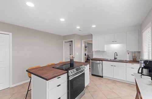 Dothan House | Renovated 3 Bed 2 Bath,Dog Friendly, Game Room, Fenced Yard, Well Equipped Kitchen, 5 Smart TVs