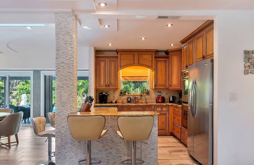 North Corals House | Renovated 3BR/2BA with large heated saltwater pool & tiki bar
