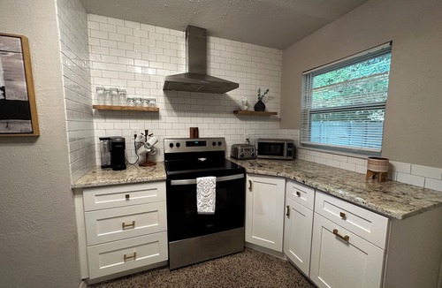 Historic District Apartment | Renovated apt walking distance to downtown
