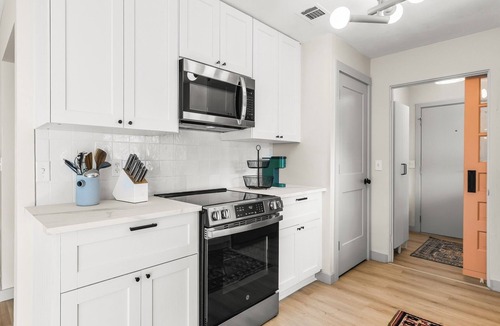 Mount Dora Apartment | Rental Includes Entire Property- Both Units! Stay in a freshly renovated Mount Dora duplex with two private 1BR/1BA units. Perfect for traveling together while enjoying your own space—7 Min walk to Downtown, shops, and restaurants.
