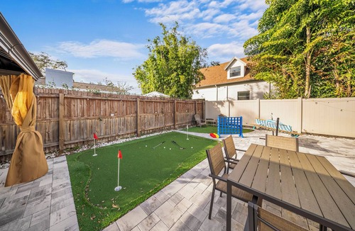 Carrollwood House | Resort Pool Oasis: King Beds, Hammock, Mini-Golf, Grill, and Wheel of Fortune!
