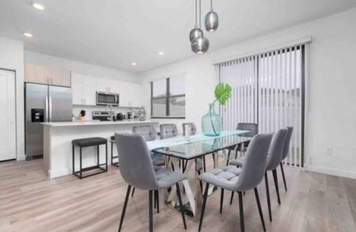 Survey Creek House | Resort style 2/2.5 palmaire