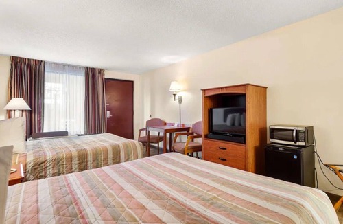 St. Augustine Beach Hotel | Restful Stay Ideal for Couples & Families Near St. Augustine Beach - 1.7 miles