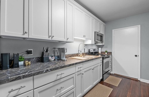 Downtown House | Retro Raleigh Downtown Flat Unit A~EV Chargers