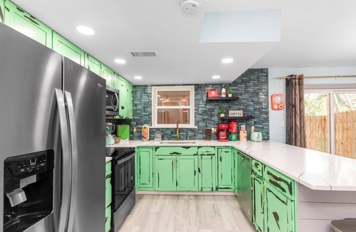 Wright Condo | Retro Town: Arcade, Pets, and Grill Near Beach