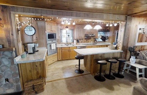 Red River House | Ridgeview Lodge - In Town - Jacuzzi Bathtub - Fenced Yard