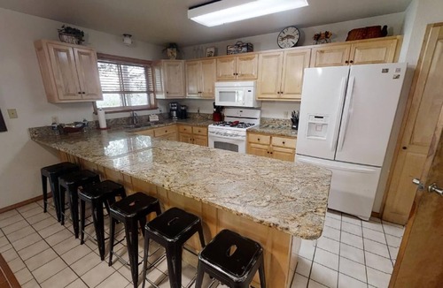 Red River House | River Charm Lodge - In Town - New Property - Pet Friendly