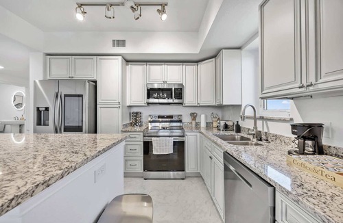 Merritt Island Condo | River Fly-In Duo - 5Bd - River & Runway View
