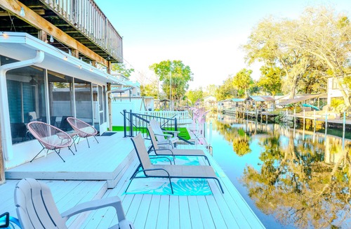 Weeki Wachee Gardens House | River home with huge arcade, hot tub, kayaks, mini golf course, 80in TV
