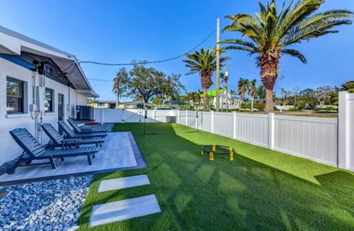 Palma Sola House | River House - Pool, Spa & Gameroom Near Anna Maria